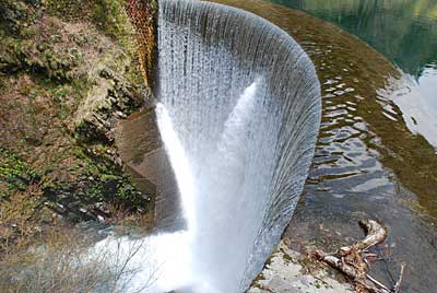 堰堤から落ちる滝も水量が多いので豪快です。