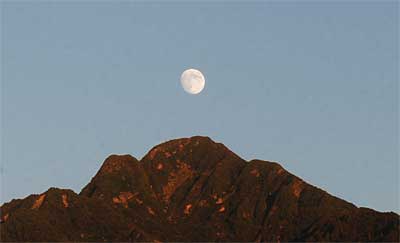 調度、大源太山の山頂に月が出ていました。