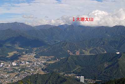 山頂の展望台から見える大源太山です。
