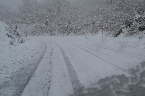 道路も除雪車が、入ってくれたようですが、午後には圧雪状態でした。