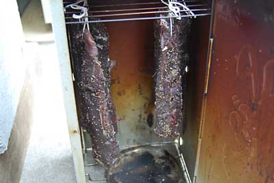 燻製容器に吊して４時間ほど桜のチップで燻製処理をしました。