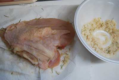 塩と三温糖を同じくらいの量と香り付けのローズマリーを少量入れて混ぜてから鶏肉に擦りこみます。