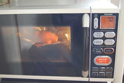 オーブンで２００℃で７０分焼いて下さい。