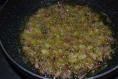 貝豆が半分くらい隠れるくらいのオリーブオイルで揚げます。