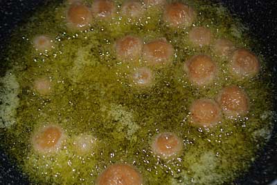 チビ里芋をオリーブオイルで小麦色になるまで揚げます。