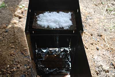 塩は、アルミ製のメッシュの上に乗せてスモークしました。