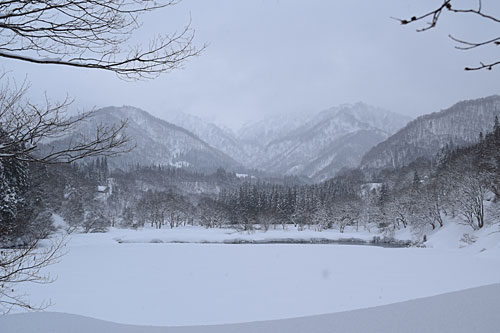 大源太湖の湖面は雪に埋まって真っ白でした。