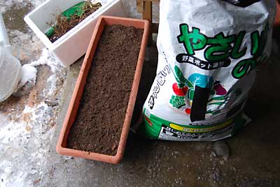 ピートモスの上に培養土を２～３ｃｍくらいの厚さに敷き詰めます。