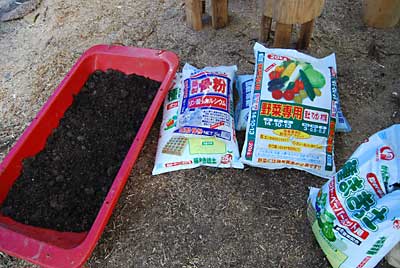 種まきに使用する培養土と肥料です。