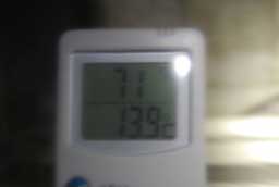 実験ハウス内の室温は、１３．９℃、湿度は、７１％でした